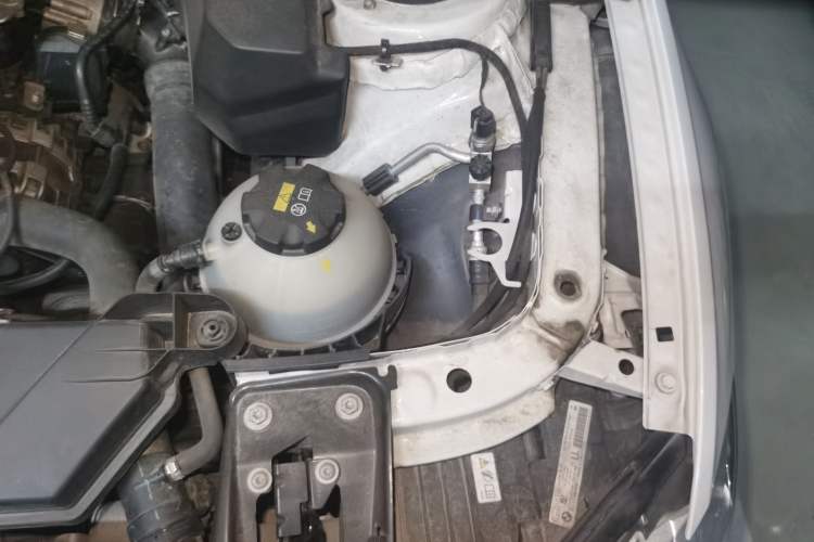 Used BMW 3 Series 2013 320Li Fashion Model Engine Bay Left