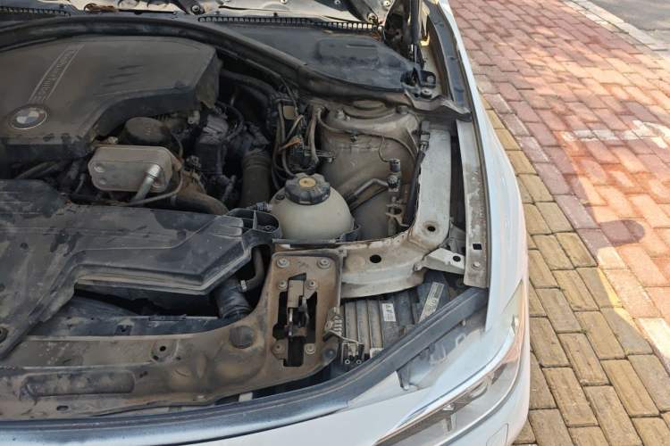 Used BMW 3 Series 2013 320i Sport Edition Engine Bay Left