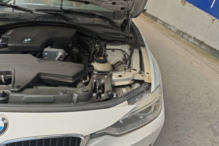 Used BMW 3 Series 2013 320i Sport Edition Engine Bay Left