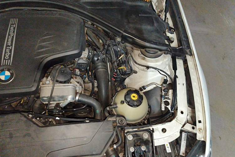 Used BMW 3 Series 2013 320i Sport Edition Engine Bay Left