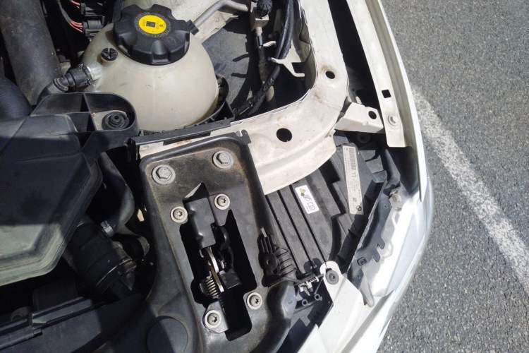 Used BMW 3 Series 2013 320Li Fashion Model Engine Bay Left
