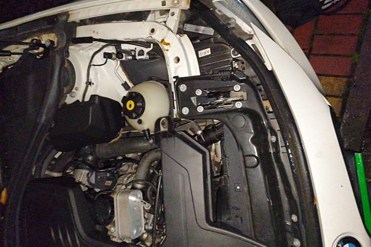 Used BMW 3 Series 2013 320i Sport Touring Edition Engine Bay Left