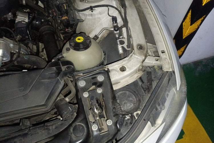 Used BMW 3 Series 2013 320i Active Edition Engine Bay Left