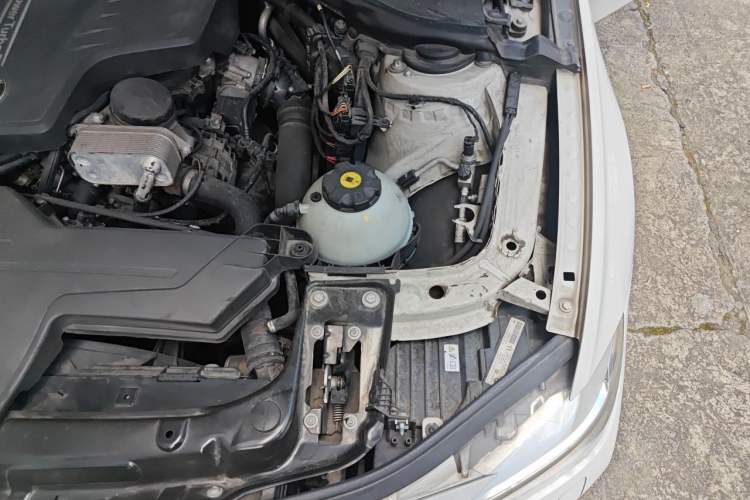 Used BMW 3 Series 2013 320i Sport Edition Engine Bay Left
