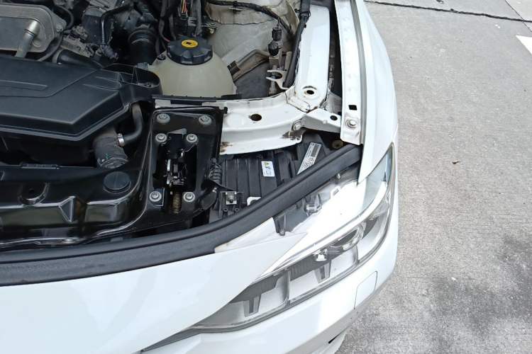 Used BMW 3 Series 2013 320Li Fashion Model Engine Bay Left