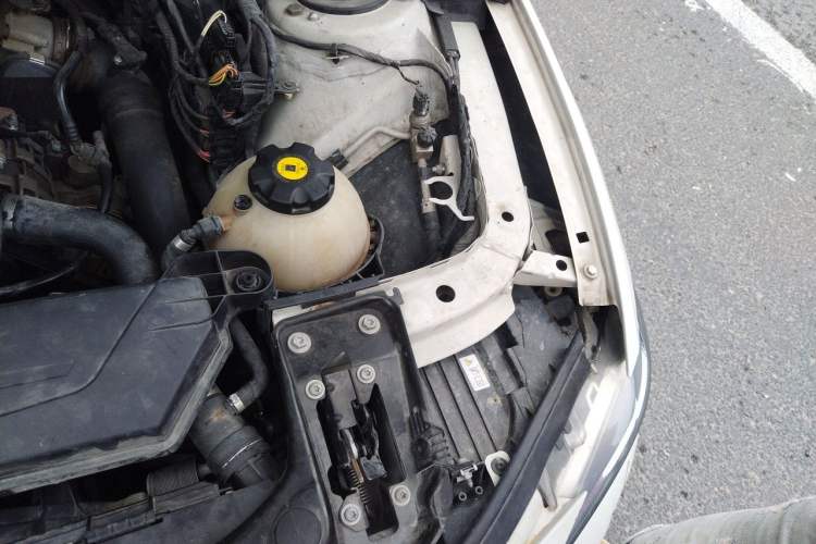 Used BMW 3 Series 2013 320Li Fashion Model Engine Bay Left