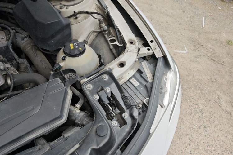 Used BMW 3 Series 2013 320i Sport Edition Engine Bay Left