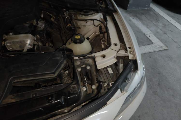 Used BMW 3 Series 2013 320i Sport Edition Engine Bay Left
