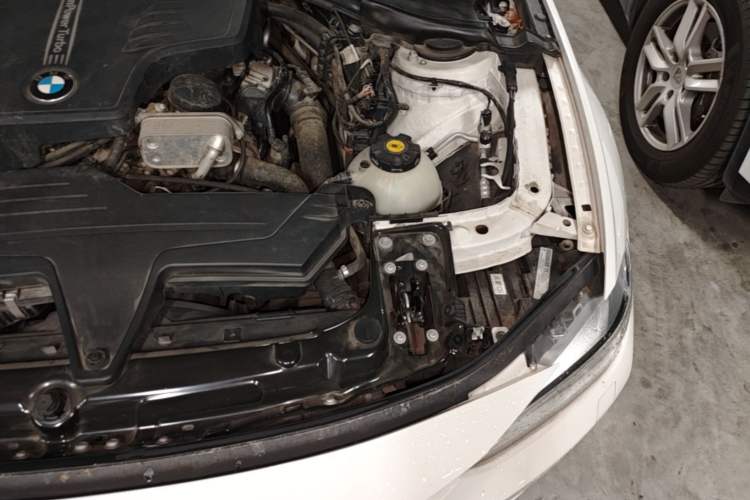 Used BMW 3 Series 2013 320i Sport Edition Engine Bay Left
