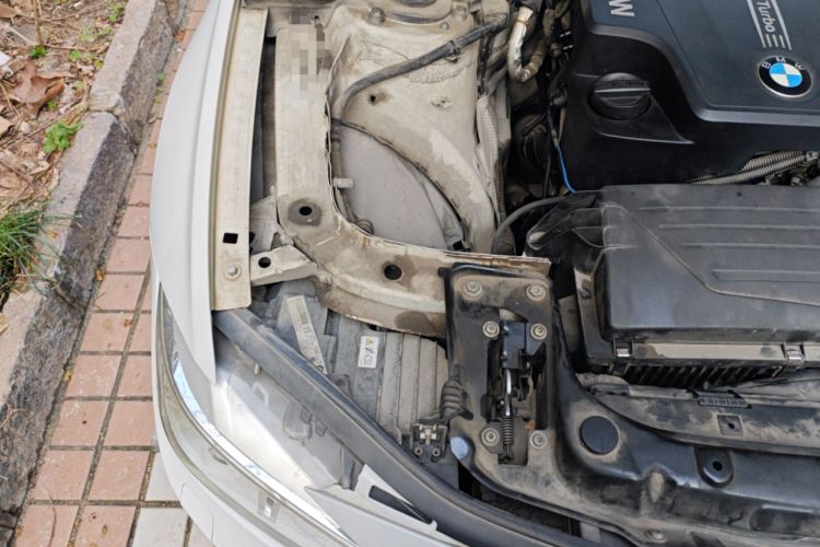 Used BMW 3 Series 2013 320i Sport Edition Engine Bay Right