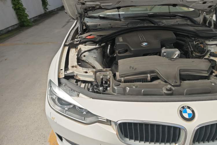 Used BMW 3 Series 2013 320i Sport Edition Engine Bay Right