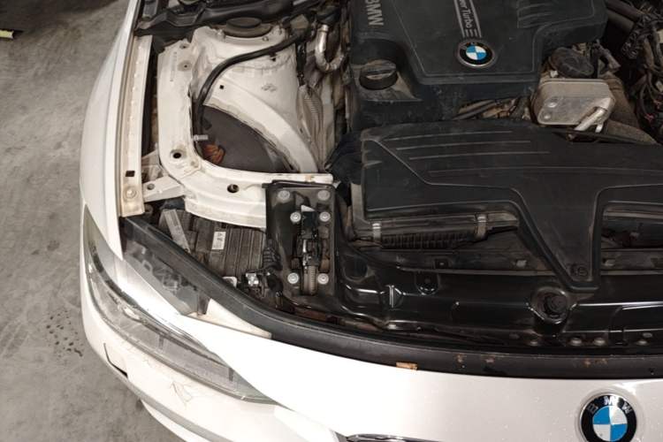 Used BMW 3 Series 2013 320i Sport Edition Engine Bay Right