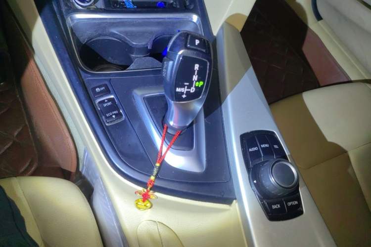 Used BMW 3 Series 2013 320i Active Edition Gear Lever