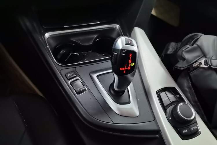 Used BMW 3 Series 2013 320i Active Edition Gear Lever