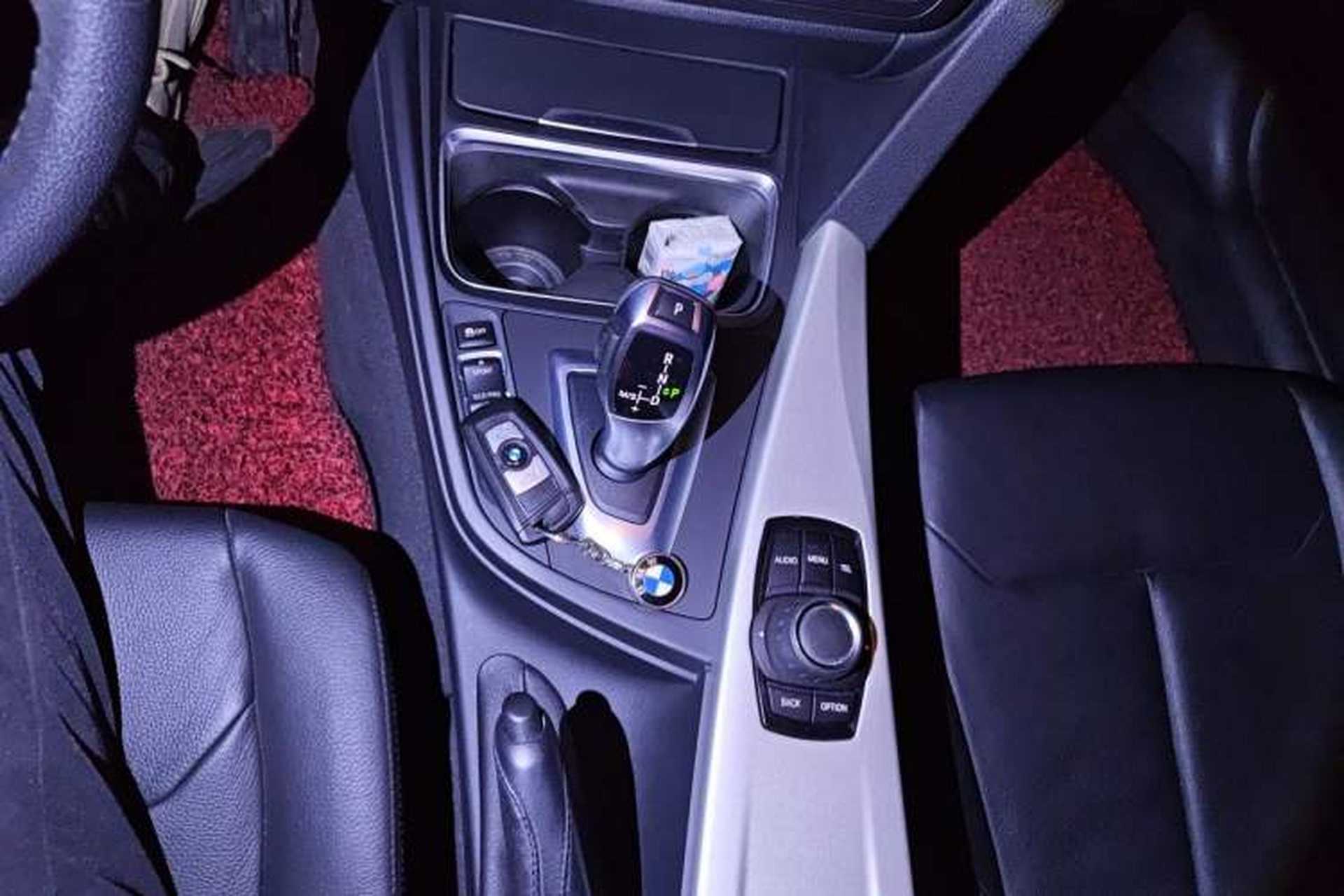 Used BMW 3 Series 2013 320i Sport Edition Gear Lever