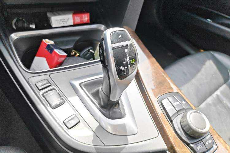 Used BMW 3 Series 2013 328Li Fashion Edition Gear Lever