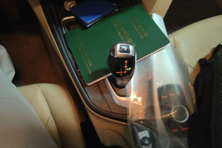 Used BMW 3 Series 2013 320i Sport Edition Gear Lever