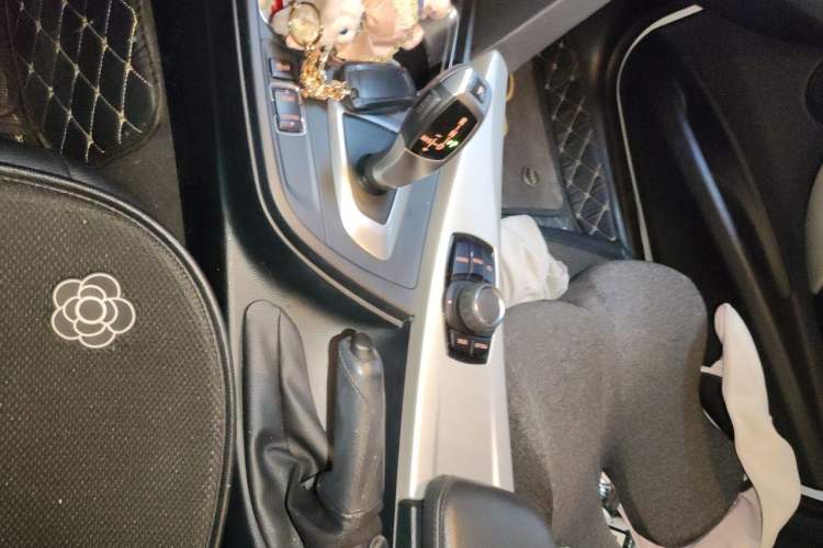 Used BMW 3 Series 2013 320i Sport Edition Gear Lever