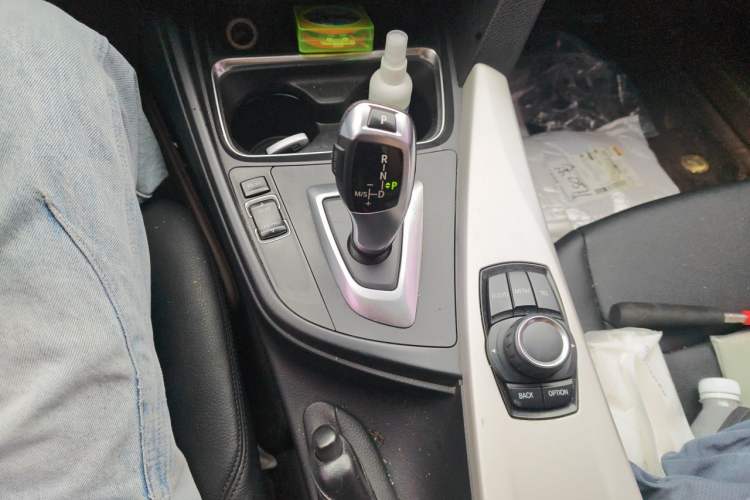 Used BMW 3 Series 2013 320i Active Edition Gear Lever