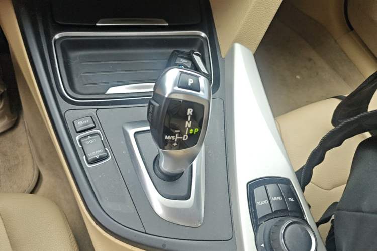 Used BMW 3 Series 2013 320i Active Edition Gear Lever