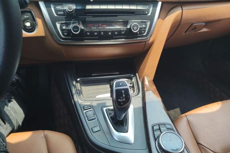 Used BMW 3 Series 2013 320i Sport Design Package Gear Lever