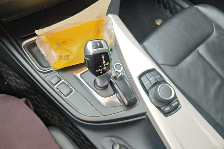 Used BMW 3 Series 2013 320i Sport Edition Gear Lever