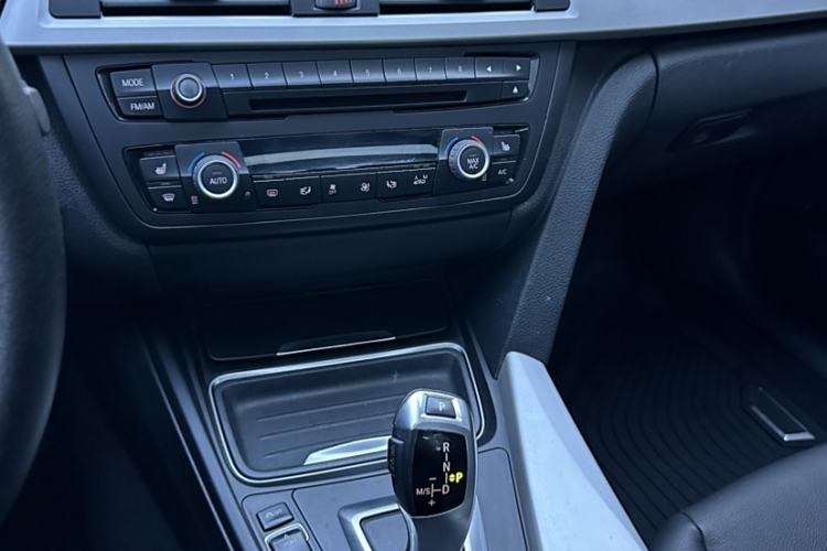 Used BMW 3 Series 2013 320i Sport Edition Interior 3