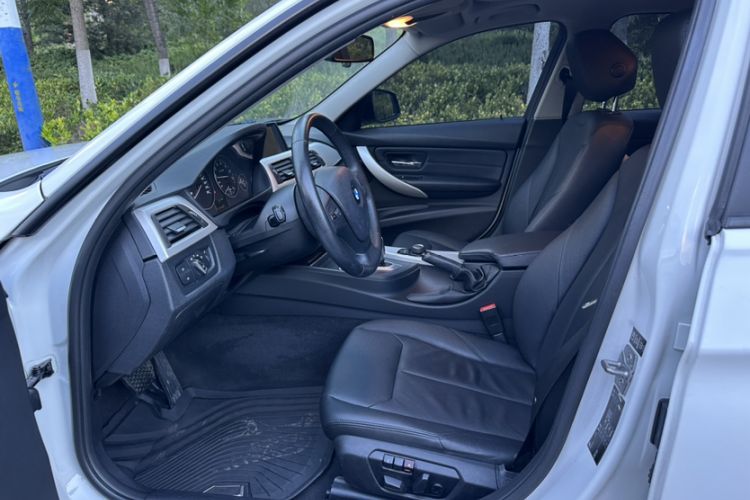 Used BMW 3 Series 2013 320i Sport Edition Interior 4