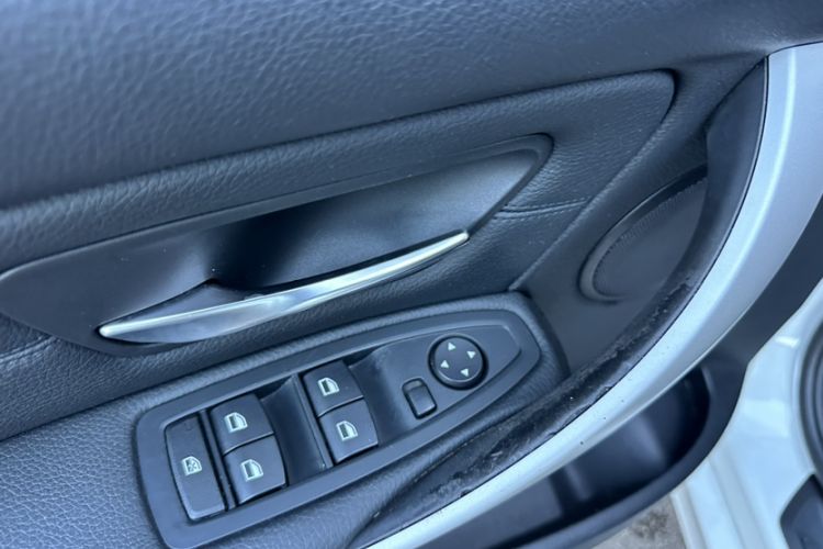 Used BMW 3 Series 2013 320i Sport Edition Interior 6
