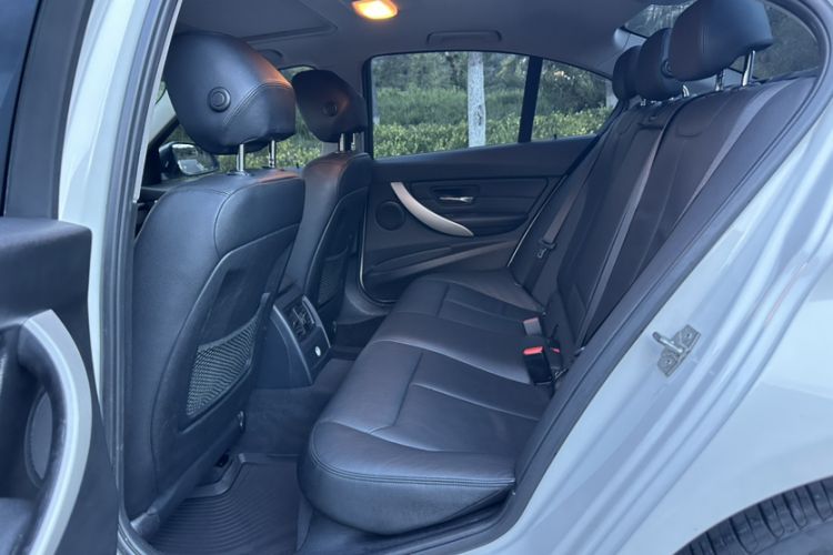 Used BMW 3 Series 2013 320i Sport Edition Interior 8