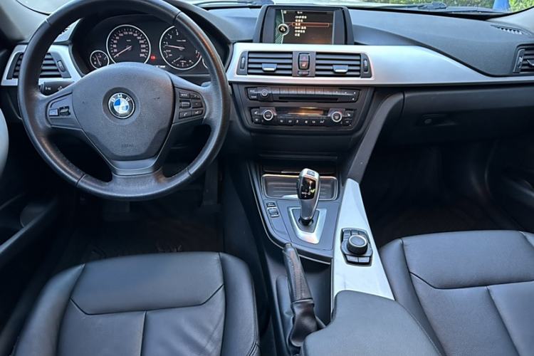 Used BMW 3 Series 2013 320i Sport Edition Interior 9
