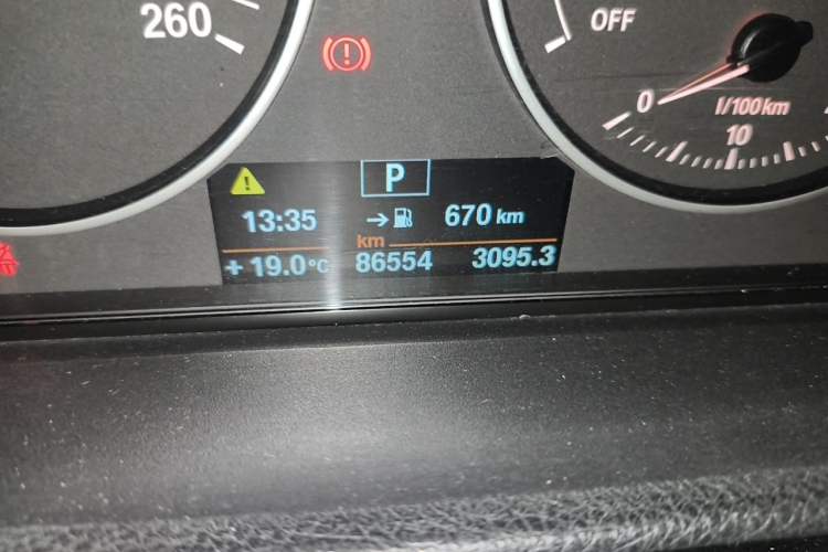 Used BMW 3 Series 2013 320Li Fashion Model Odometer Close Up