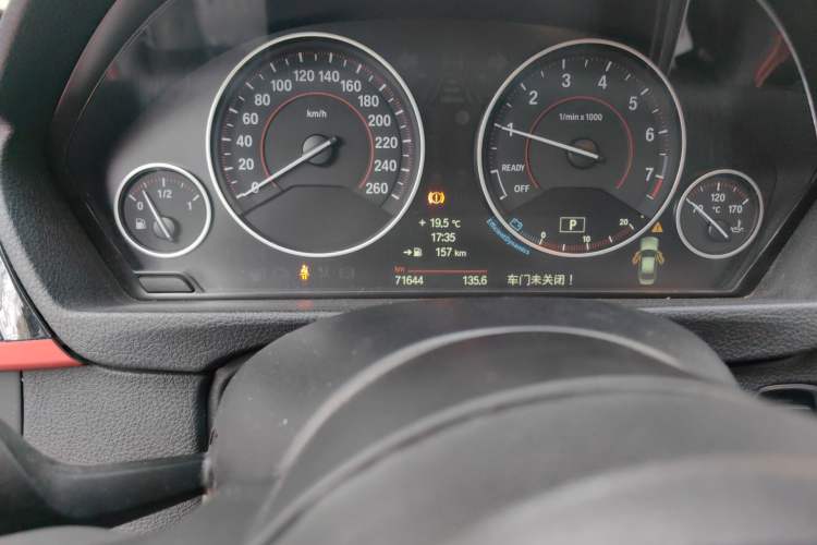 Used BMW 3 Series 2013 320i Sport Design Package Odometer Close Up