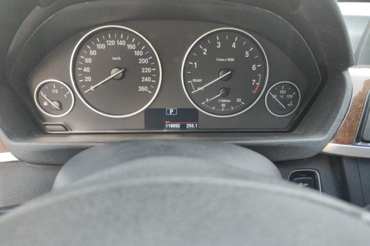 Used BMW 3 Series 2013 320Li Fashion Model Odometer Close Up
