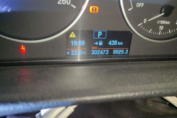 Used BMW 3 Series 2013 320i Active Edition Odometer Close Up