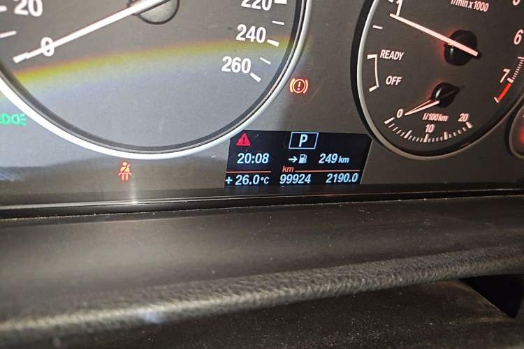 Used BMW 3 Series 2013 320i Sport Edition Odometer Close Up