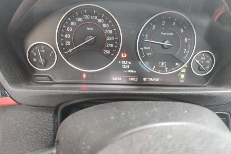 Used BMW 3 Series 2013 320i Sport Design Package Odometer Close Up