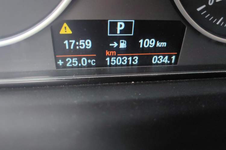 Used BMW 3 Series 2013 320Li Fashion Model Odometer Close Up