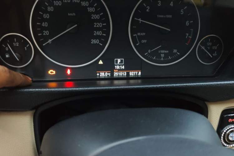 Used BMW 3 Series 2013 320i Sport Edition Odometer Close Up