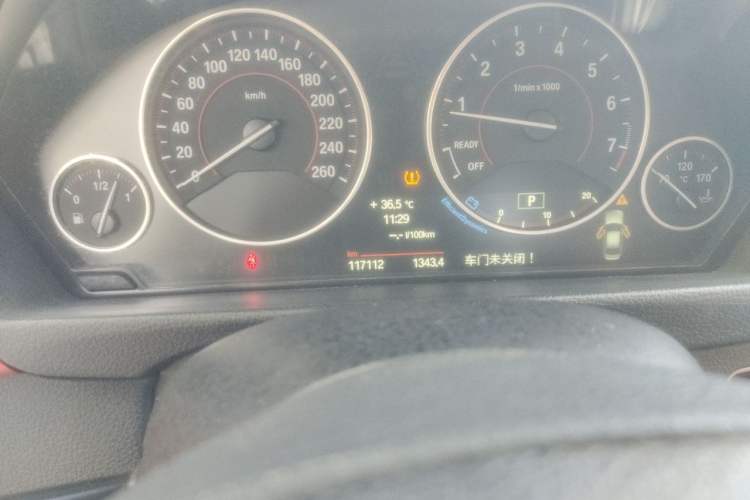 Used BMW 3 Series 2013 320i Sport Design Package Odometer Close Up