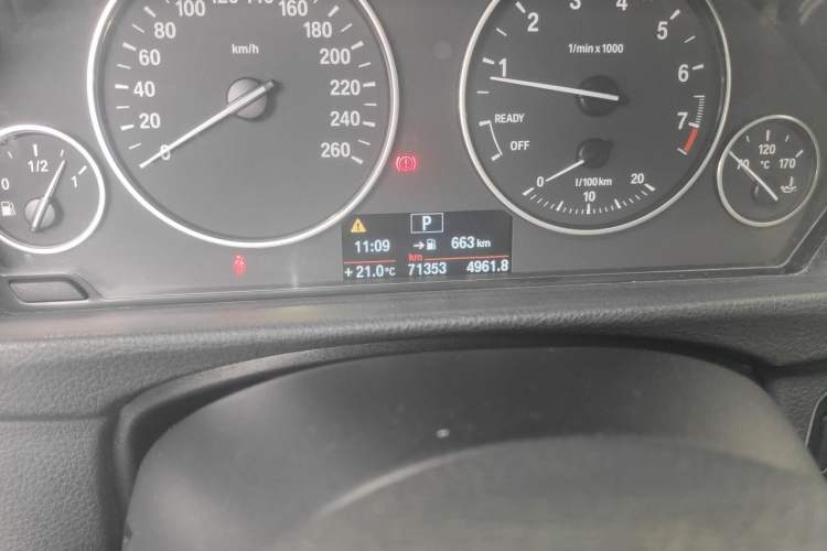 Used BMW 3 Series 2013 320Li Fashion Model Odometer Close Up