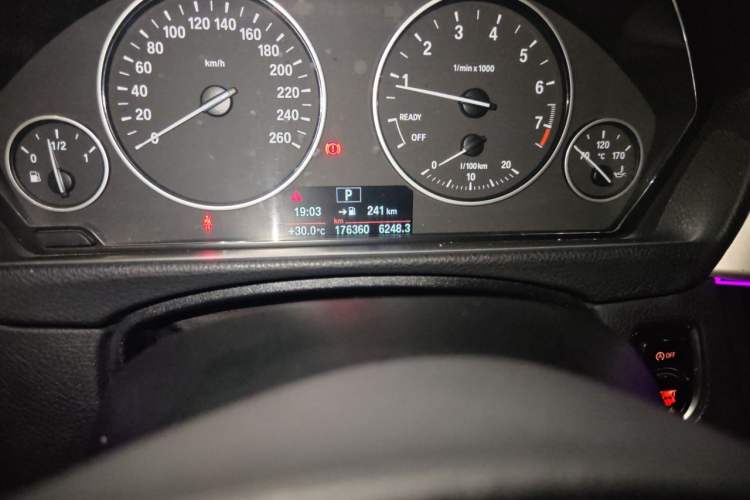 Used BMW 3 Series 2013 320Li Fashion Model Odometer Close Up