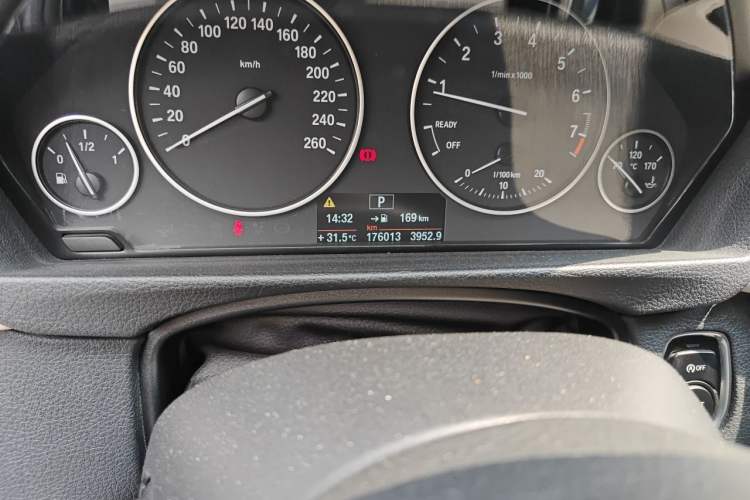 Used BMW 3 Series 2013 320Li Fashion Model Odometer Close Up