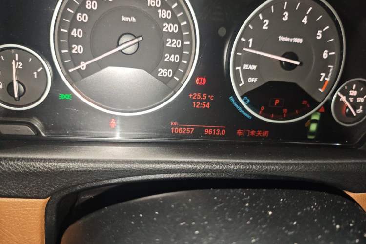 Used BMW 3 Series 2013 Facelift 320Li Fashion Design Package Odometer Close Up