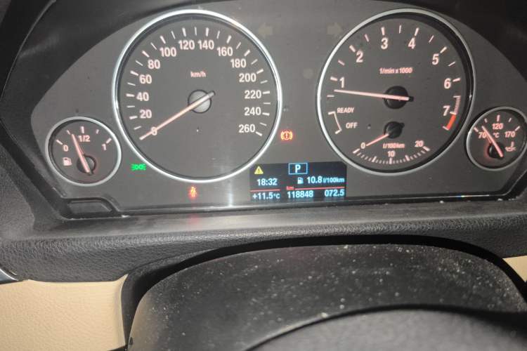 Used BMW 3 Series 2013 320Li Fashion Model Odometer Close Up