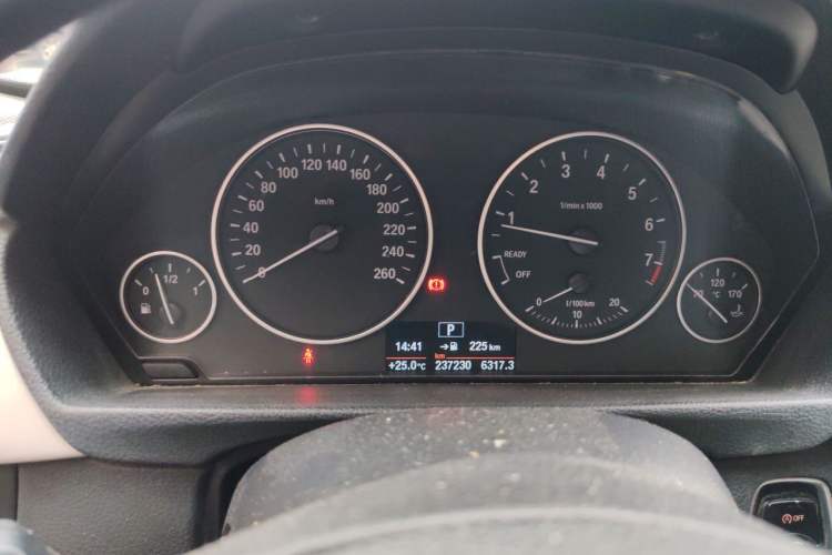 Used BMW 3 Series 2013 320Li Fashion Model Odometer Close Up