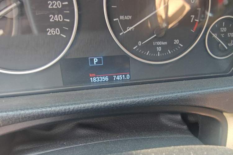 Used BMW 3 Series 2013 320i Sport Edition Odometer Close Up