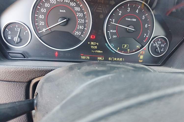 Used BMW 3 Series 2013 320i Sport Design Package Odometer Close Up