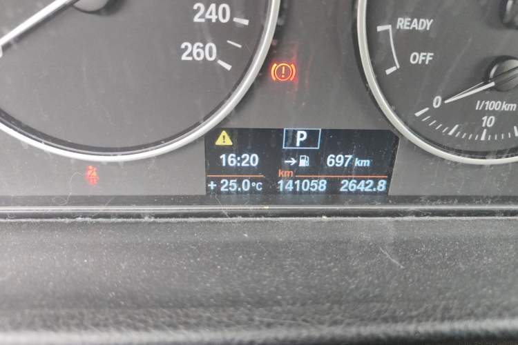 Used BMW 3 Series 2013 320Li Fashion Model Odometer Close Up