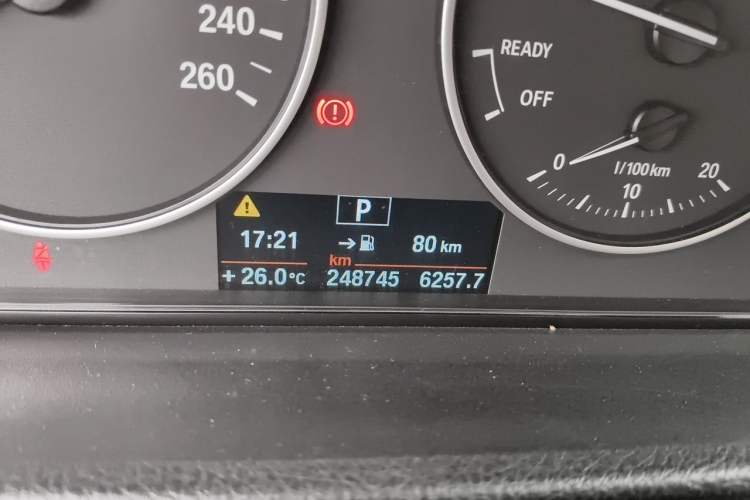 Used BMW 3 Series 2013 320Li Fashion Model Odometer Close Up